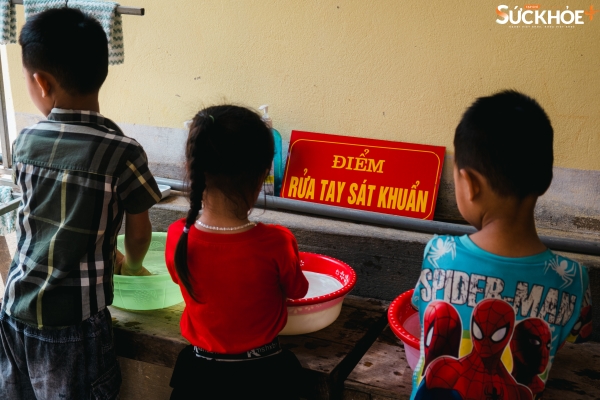 Các em học sinh được hướng dẫn rửa tay trước khi ăn.
