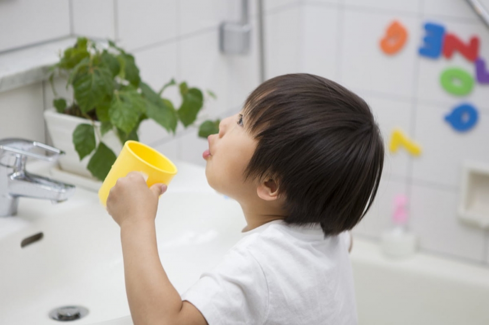 Trẻ bị tay chân miệng nên vệ sinh răng kết hợp súc miệng nước muối sinh lý đều đặn