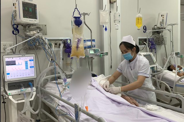 Trước khi có thuốc giải độc, bệnh nhân ngộ độc botulinum phải điều trị thở máy - Ảnh: Bệnh viện Chợ Rẫy