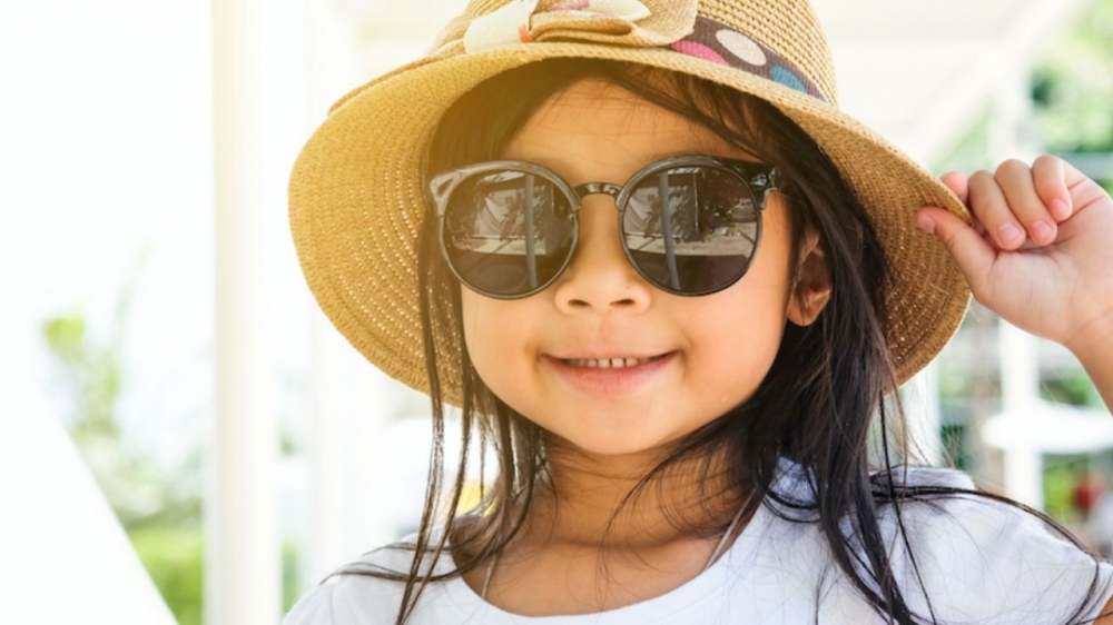 Trẻ cần đội mũ rộng vành, thoa kem chống nắng khi hoạt động ngoài trời nắng
