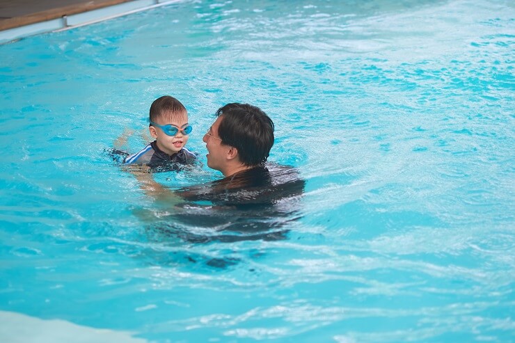 Cha mẹ nên trang bị cho trẻ kỹ năng bơi, đồng thời luôn để mắt khi trẻ tới gần ao, hồ, sông