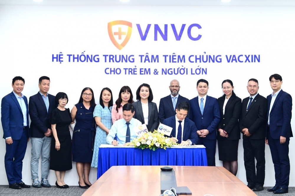 Ban lãnh đạo Pfizer Việt Nam và Công ty cổ phần Vaccine Việt Nam tại buổi ký kết thỏa thuận hợp tác - Ảnh: Vietnamnet.vn
