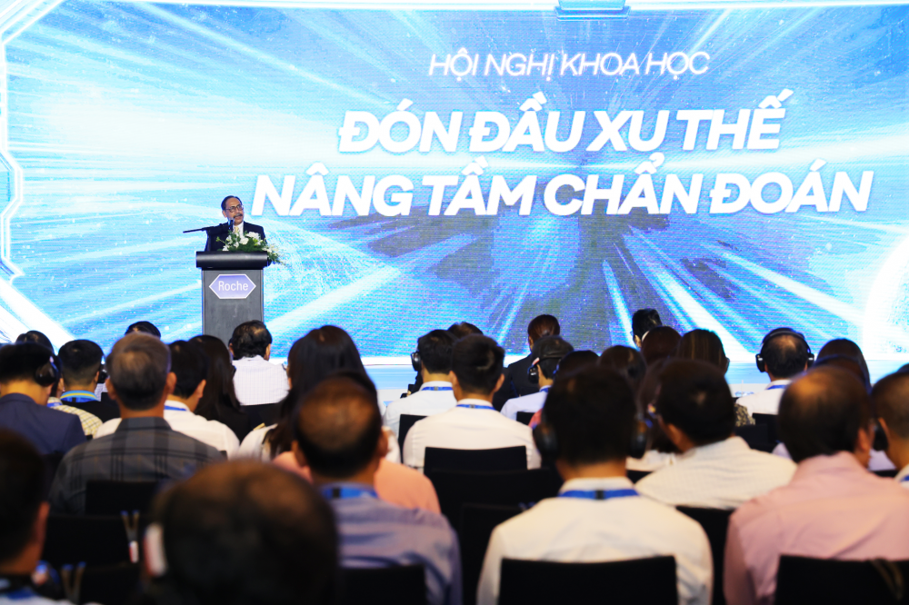 BS. Qadeer Raza, Tổng Giám đốc Roche Việt Nam phát biểu tại Hội nghị khoa học Đón đầu xu thế, nâng tầm chẩn đoán