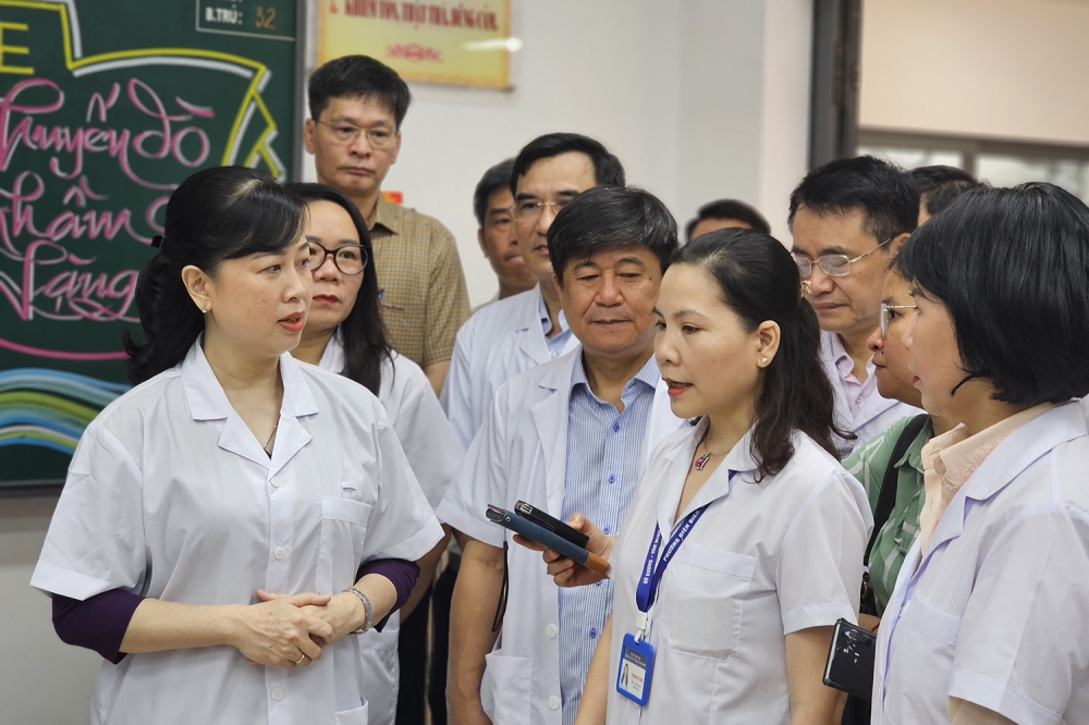Bộ trưởng Bộ Y tế Đào Hồng Lan trao đổi với ngành y tế Hà Nội về công tác triển khai chiến dịch bổ sung vitamin A - Ảnh: Bộ Y tế