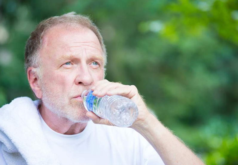 Người già cần đặc biệt lưu ý bổ sung nước để phòng các bệnh mùa nắng