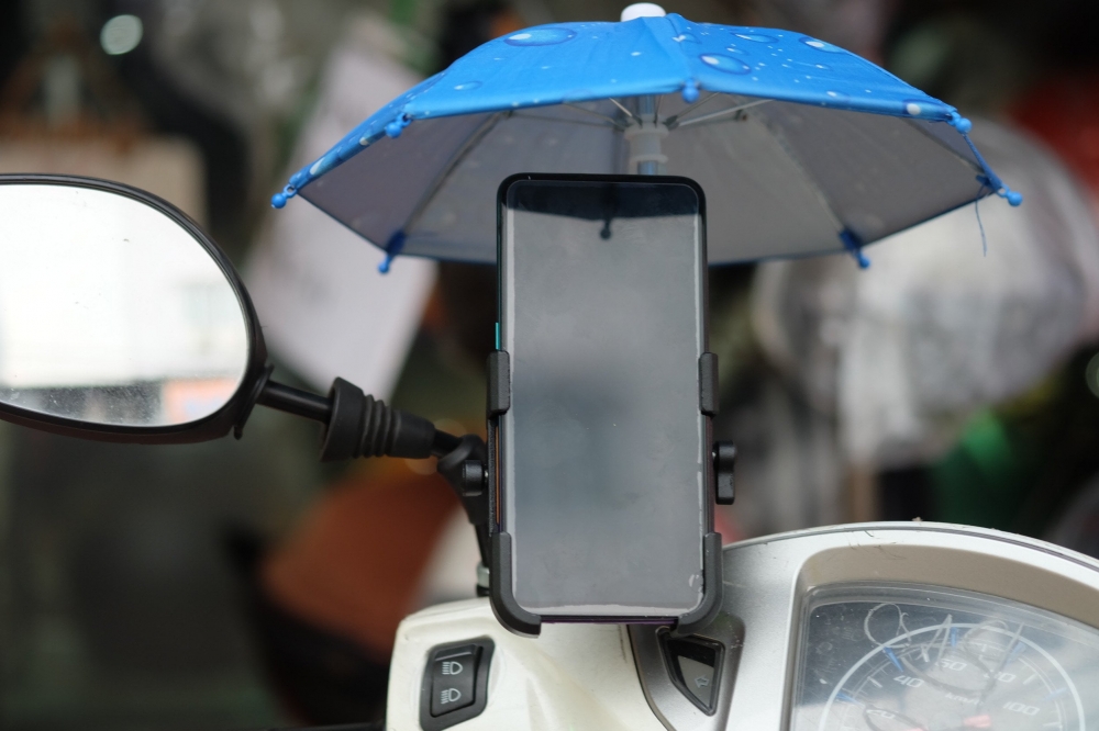 Cách các tài xế xe ôm công nghệ bảo vệ điện thoại trong thời tiết nắng nóng