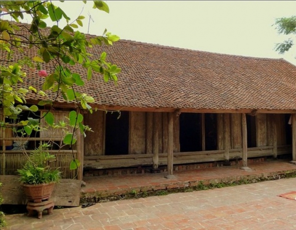 Kiến trúc nhà ở của người miền Trung vẫn theo kiến trúc nhà của người Việt, nhưng nhà chính thường xoay về hướng Nam hoặc Đông Nam để tránh cái nóng.