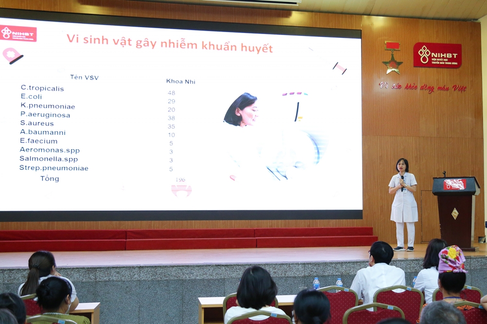 KTYCKI. Bùi Thị Vân Nga, Trưởng khoa Vi sinh chia sẻ kiến thức về nhiễm khuẩn huyết - Ảnh: Viện Huyết học