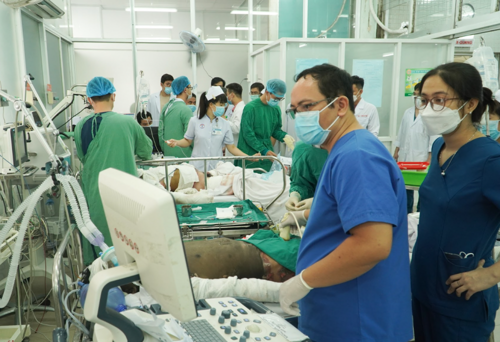 Bệnh viện Chợ Rẫy cấp cứu các trường hợp bị bỏng nặng, bỏng hô hấp sâu trong vụ hỏa hoạn tại Đồng Nai - Ảnh: BVCC