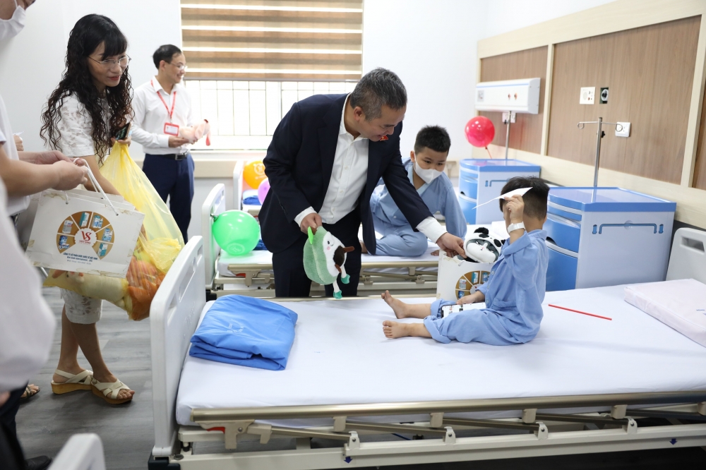 PGS.TS Nguyễn Lân Hiếu - Giám đốc Bệnh viện Đại học Y Hà Nội tặng quà cho các bé tại khoa Nhi - Ảnh: BVĐHYHN