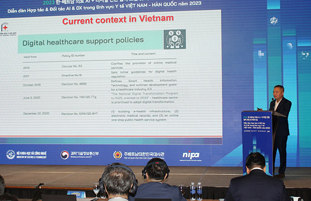 PGS. Nguyễn Lân Hiếu - Giám đốc Bệnh viện Đại học Y Hà Nội, chia sẻ tại diễn đàn về chuyển đổi số và ứng dụng AI trong Y tế - Ảnh: Đức Bình/ Sức khỏe+ 