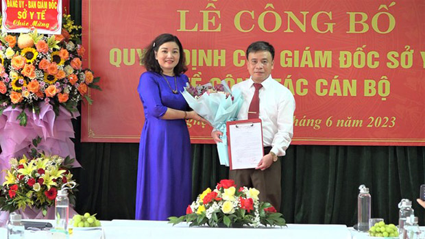 Giám đốc Sở Y tế Nghệ An Nguyễn Thị Hồng Hoa trao Quyết định bổ nhiệm Giám đốc CDC Nghệ An cho TS.BS Chu Trọng Trang
