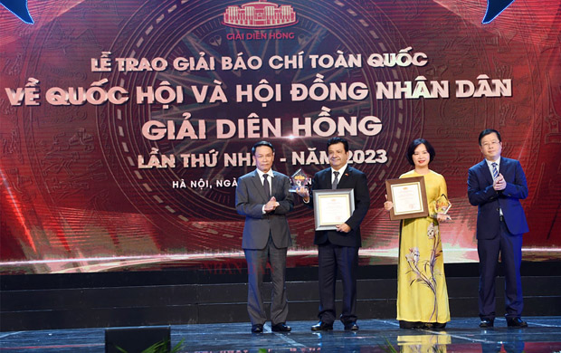 Thứ trưởng Bộ Thông tin và Truyền thông Nguyễn Thanh Lâm và Phó Chủ tịch Thường trực Hội Nhà báo Việt Nam Nguyễn Đức Lợi trao giải - Ảnh: ĐBND