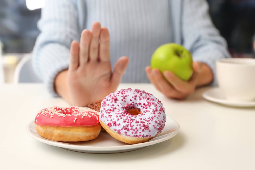 Để kiểm soát cân nặng sau phẫu thuật tuyến giáp, người bệnh nên hạn chế ăn đồ ngọt, thực phẩm chứa nhiều đường