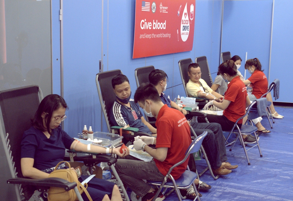 Nhiều nhân viên của Đại sứ quán Mỹ tại Hà Nội và người dân đã đến tham gia hiến máu tình nguyện 