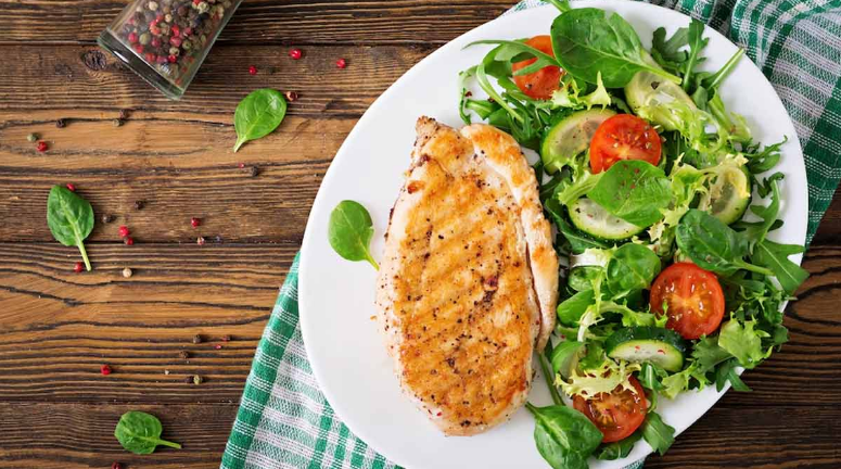 Ức gà giàu protein nên có trong chế độ ăn giúp tăng cơ bắp