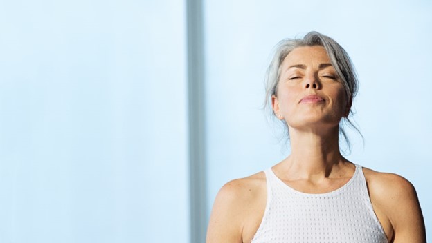 Hít thở sâu sẽ giúp bạn lấy lại bình tĩnh, giảm run tay hiệu quả
