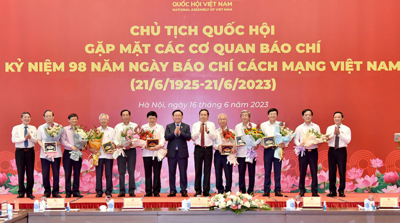 Chủ tịch Vương Đình Huệ tặng hoa cho các nhà báo lão thành (ảnh: Đại biểu nhân dân)