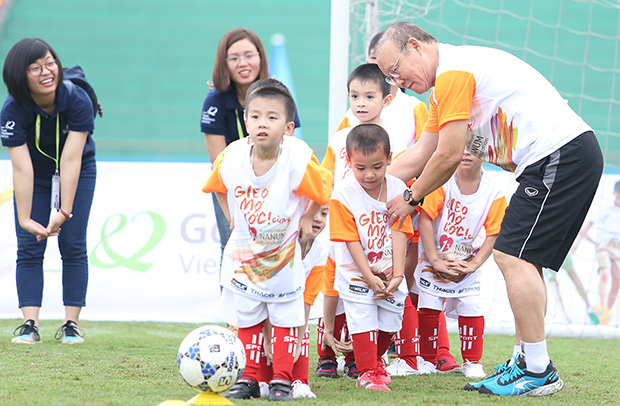 HLV Park Hang-seo luôn mong muốn mở trung tâm đào tạo bóng đá trẻ ở Việt Nam - Ảnh: laodong