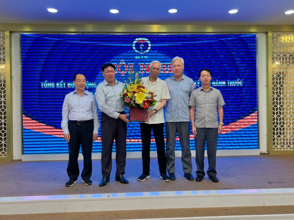 Thứ trưởng Đỗ Xuân Tuyên thay mặt Bộ Y tế cảm ơn và tặng hoa Chủ tịch và Phó Chủ tịch Hội đồng Tư vấn