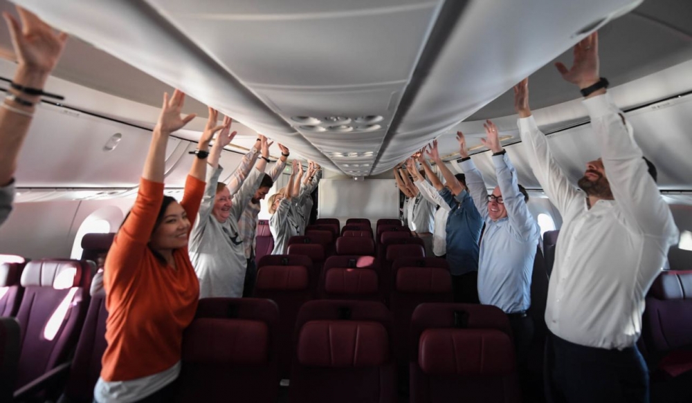 Thử nghiệm năm 2019 của hãng Qantas khuyến khích hành khách tập thể dục trên chuyến bay - Ảnh: CNN
