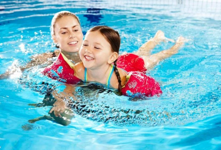 Bơi lội là kỹ năng rất cần thiết cho trẻ