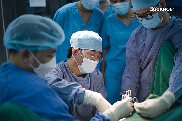 Phó giáo sư Nguyễn Xuân Hùng đang thực hiện một ca phẫu thuật đường tiêu hóa