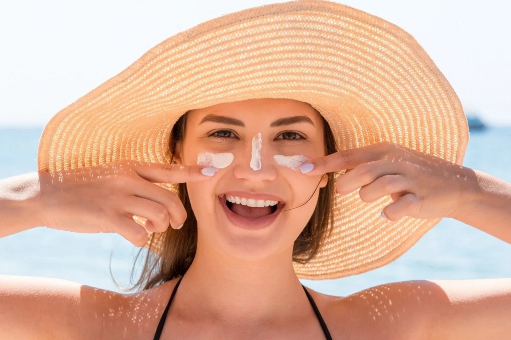 Dùng kem chống nắng cùng các biện pháp bảo vệ da khác khi hoạt động ngoài trời