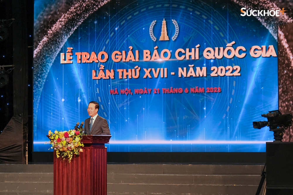 Chủ tịch nước Võ Văn Thưởng dự, phát biểu và trao giải tại Lễ trao giải Báo chí Quốc gia lần thứ XVII - Ảnh: Việt An