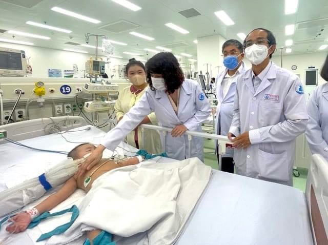 Thứ trưởng Bộ Y tế Nguyễn Thị Liên Hương thăm bệnh nhi mắc tay chân miệng tại Bệnh viện Nhi đồng 1, TP.HCM - Ảnh: BVCC