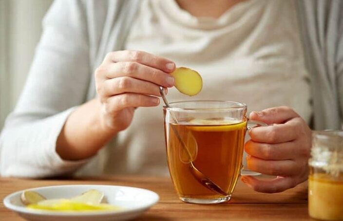 Uống trà gừng ấm giúp tăng thân nhiệt sau khi dầm mưa