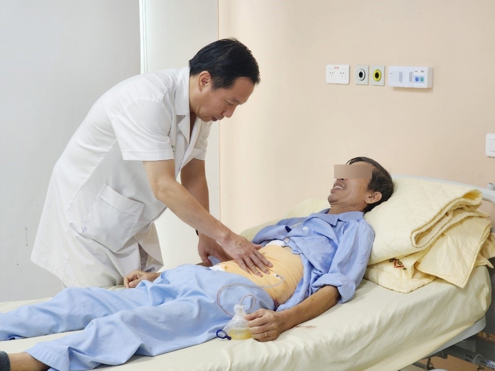 PGS.TS Nguyễn Anh Tuấn khám cho bệnh nhân sau phẫu thuật - Ảnh: BVCC