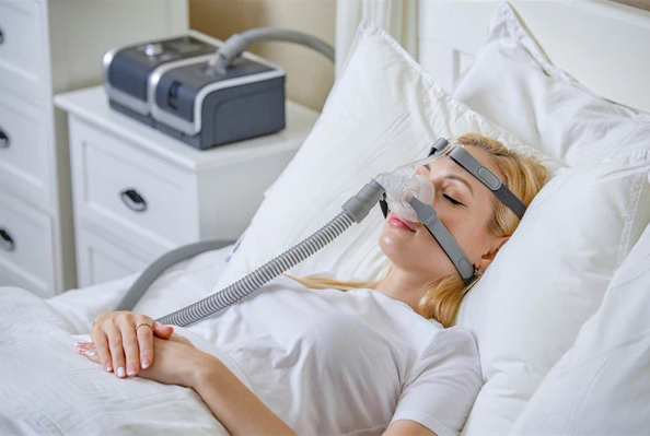 Máy CPAP sử dụng áp suất không khí nhẹ để giữ cho đường thở được mở trong khi ngủ, thường được sử dụng để điều trị chứng ngưng thở khi ngủ  - Ảnh: BMC Medical