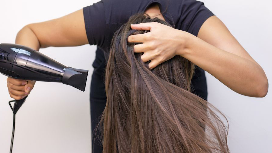 Cách sấy tóc từ chân tới ngọn giúp tạo độ phồng tự nhiên cho tóc
