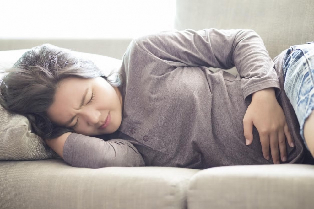 Một số trường hợp u nang buồng trứng có thể gây đau âm ỉ hay đau nhói ở vùng bụng