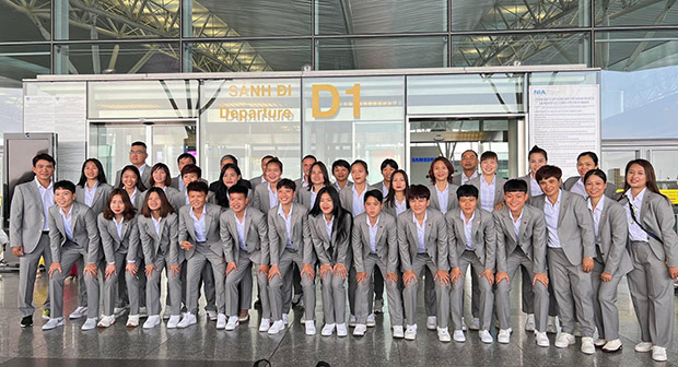 ĐT nữ Việt Nam chụp ảnh tại Cảng hàng không quốc tế Nội Bài trước khi lên máy bay tới New Zealand - Ảnh: VFF 