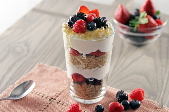 Sữa chua, trái cây và hạt quinoa tạo thành bữa sáng giàu dinh dưỡng, tốt cho hệ nội tiết