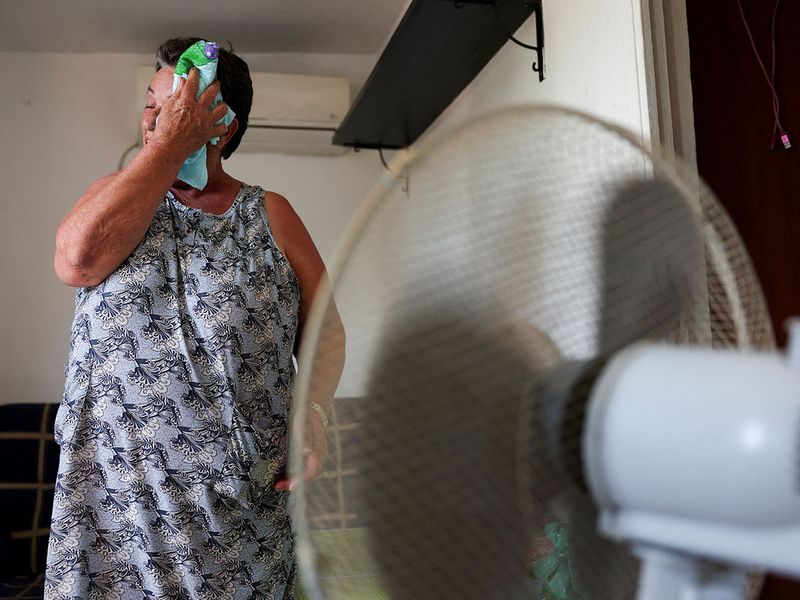 Theo Reuters, kỷ lục ngày nóng nhất mới này có thể chưa phải là điểm dừng bởi nhiệt độ dự kiến tiếp tục tăng cho đến cuối tháng 7 - đầu tháng 8, thời điểm giữa mùa Hè. Trong ảnh: Một người phụ nữ lau mồ hôi khi đứng trước quạt dưới cái nóng như thiêu đốt của Madrid, Tây Ban Nha - Ảnh: Reuters