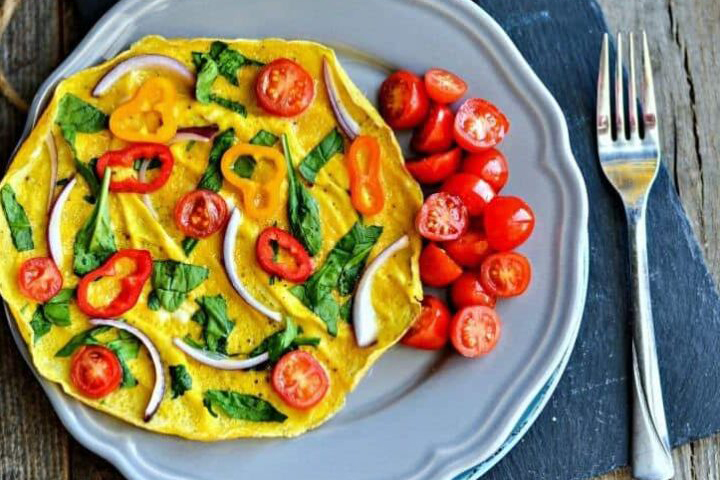 Trứng rán rau củ giàu chất xơ và protein, giúp cân bằng hormone
