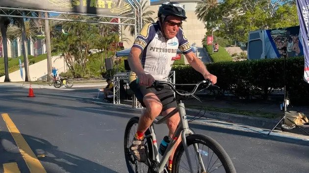 Ngoài tập thể dục tại nhà, cụ ông 95 tuổi có thể đạp xe 25km trong những ngày thời tiết cho phép - Ảnh: CNBC