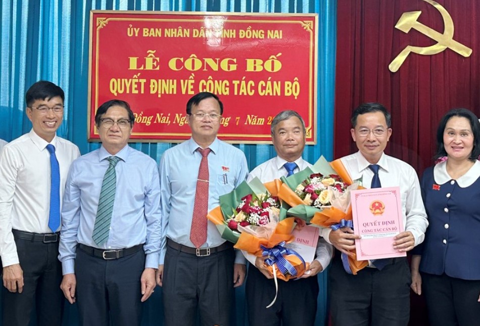 Chủ tịch UBND tỉnh Cao Tiến Dũng trao quyết định bổ nhiệm Giám đốc Sở Y tế cho BSCKII Lê Quang Trung (thứ 2 từ phải sang) - Ảnh: Báo sức khỏe&Đời sống