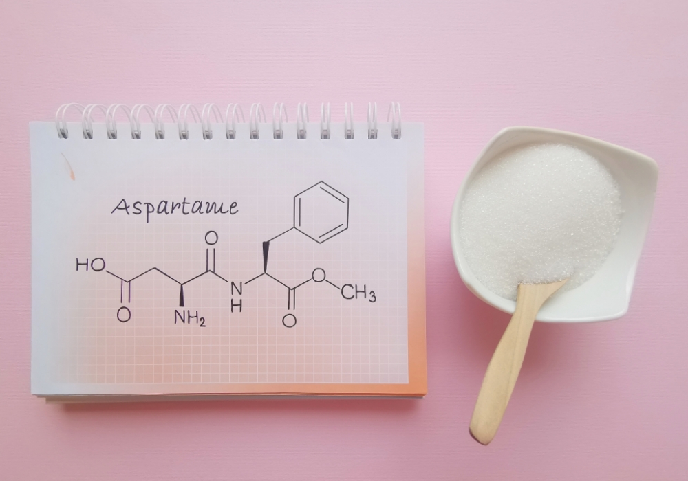 Aspartame là một loại chất thay thế đường chứa ít calo, ngọt gấp 200 lần đường mía