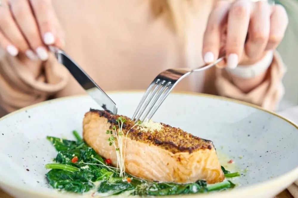 Cá béo giàu omega-3, là nguồn protein lý tưởng cho phụ nữ