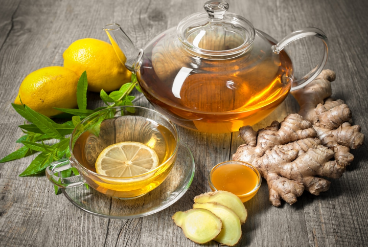 Uống trà gừng giúp giảm đau bụng khi đến tháng