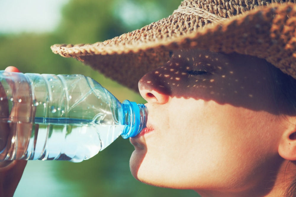 Nguy cơ đột quỵ mùa nắng nóng có thể giảm đáng kể khi bổ sung nước đúng cách