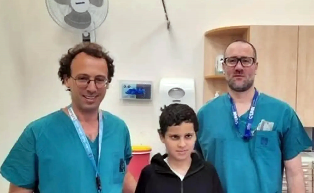 Hai bác sĩ Ohad Einav và Ziv Asa cùng Suleiman Hassan tại Trung tâm Y tế Hadassah sau khi bé hồi phục