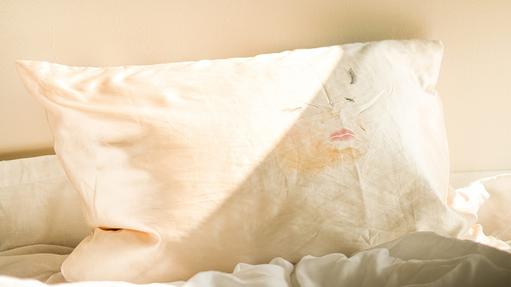 Quên tẩy trang trước khi ngủ, không giặt vỏ gối là thói quen có hại với da