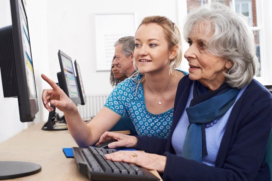 Dùng máy tính, tham gia các hoạt động rèn luyện trí não giúp người cao tuổi giảm nguy cơ sa sút trí tuệ