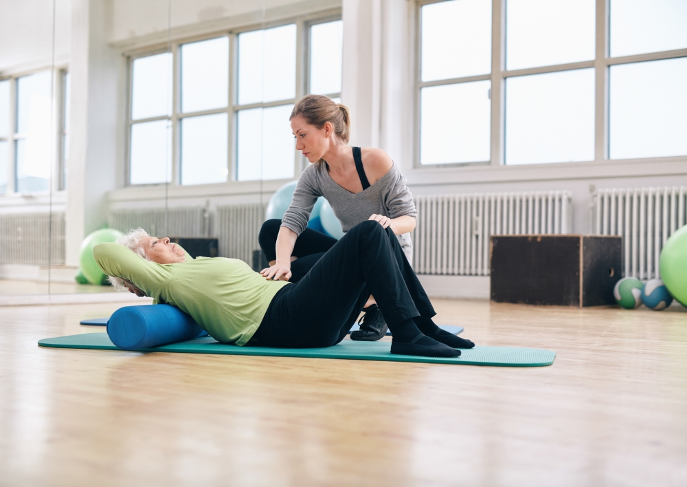 Ngoài tập tạ, Pilates hay yoga cũng giúp người cao tuổi rèn thể lực và cơ bắp