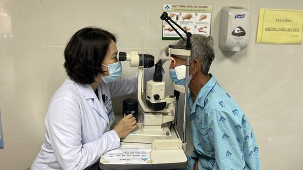 Bác sĩ kiểm tra thị lực tại Bệnh viện Mắt TP.HCM - Ảnh: BVCC